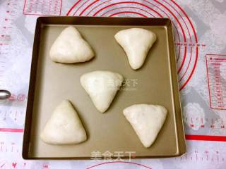 好吃的不要不要的豆沙三角包的做法步骤：5