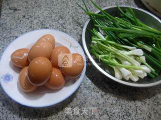 香葱烧虎皮鸡蛋的做法步骤：1