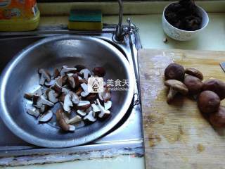 小白菜香菇肉水饺的做法步骤：3