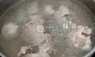 双豆土茯苓猪骨汤的做法步骤：3