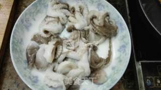 鱿鱼炒青椒的做法步骤：1