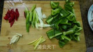 鱿鱼炒青椒的做法步骤：2