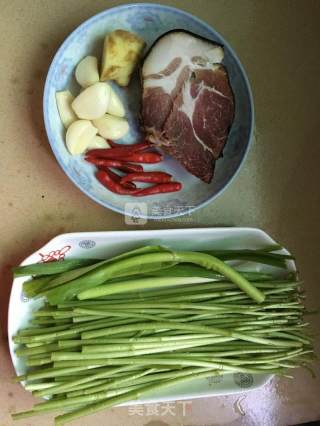 泥蒿炒腊肉的做法步骤：1