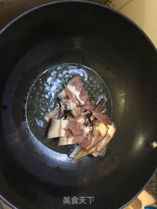 泥蒿炒腊肉的做法步骤：3