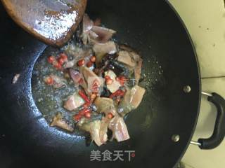 泥蒿炒腊肉的做法步骤：4