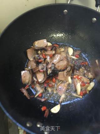 泥蒿炒腊肉的做法步骤：5