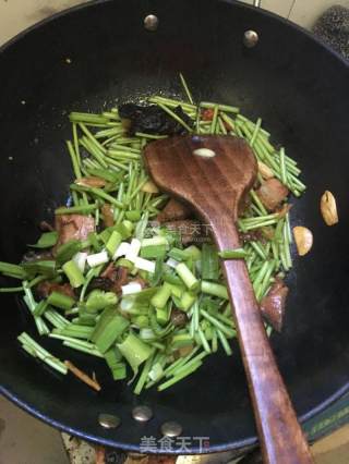 泥蒿炒腊肉的做法步骤：7
