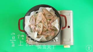 一厨作珐琅铸铁锅之简单美味的香柚胡椒烟熏鸡翅的做法步骤：8