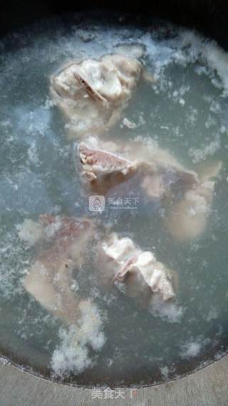 马蹄胡萝卜玉米龙骨老火汤的做法步骤：3