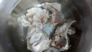 马蹄胡萝卜玉米龙骨老火汤的做法步骤：4