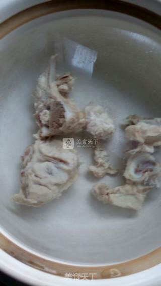 马蹄胡萝卜玉米龙骨老火汤的做法步骤：5