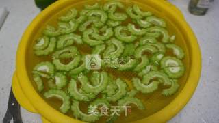 苦瓜炒鸡蛋的做法步骤：1
