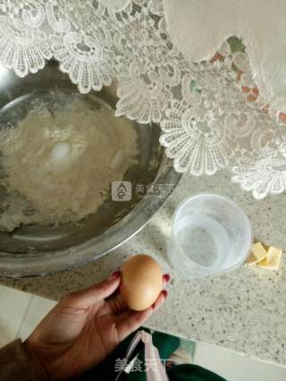 香肠葱花面包的做法步骤：1
