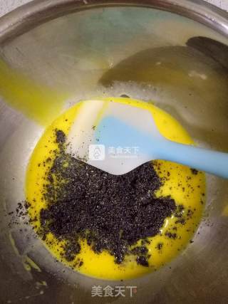 黑芝麻味蒸蛋糕的做法步骤：4