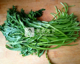 芝麻茼蒿的做法步骤：1