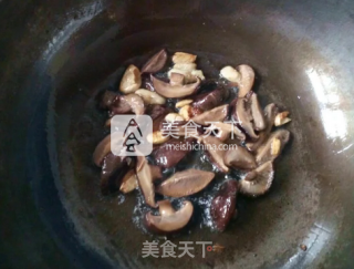 香菇炒西葫芦片的做法步骤：2