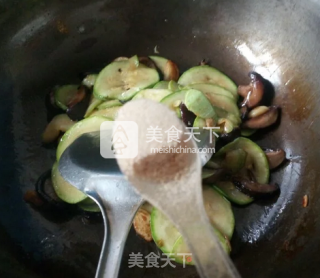 香菇炒西葫芦片的做法步骤：4