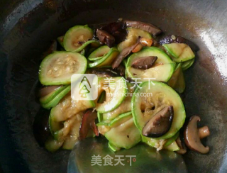 香菇炒西葫芦片的做法步骤：5