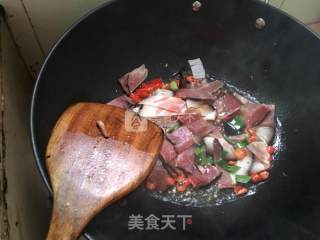 窝笋爆腊肉的做法步骤：4