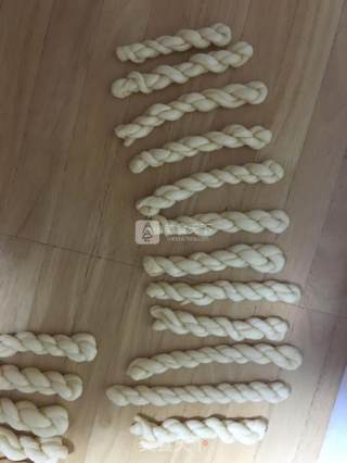 奶香小麻花的做法步骤：1