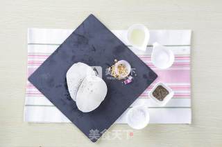 【食在Fastee】金蒜香煎银鳕鱼配洋葱（烧烤）的做法步骤：1