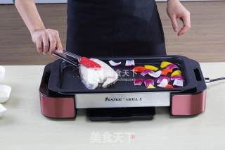 【食在Fastee】金蒜香煎银鳕鱼配洋葱（烧烤）的做法步骤：2