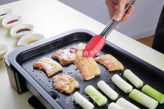 【食在Fastee】韩式烧汁五花肉配大葱（烧烤）的做法步骤：2