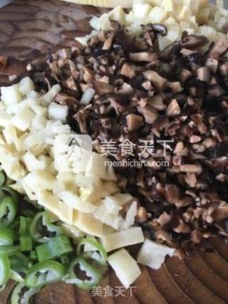 香菇猪肉笋丁烧麦的做法步骤：4