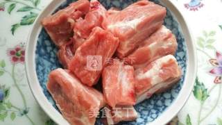韩式甜辣米粉蒸寸骨的做法步骤：1