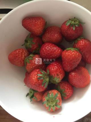 自制草莓酱的做法步骤：1