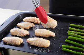 【食在Fastee】柠汁香烤鸡中翅配芦笋（烧烤）的做法步骤：2