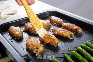 【食在Fastee】柠汁香烤鸡中翅配芦笋（烧烤）的做法步骤：3