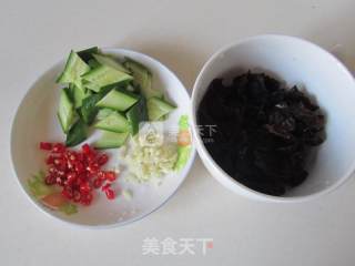 老醋黄瓜拌木耳的做法步骤：2