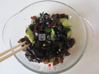 老醋黄瓜拌木耳的做法步骤：6