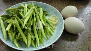 芦笋炒鸡蛋的做法步骤：1