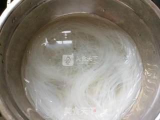 笑哈哈之蒜蓉粉丝烤虾的做法步骤：1