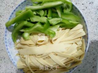青椒干豆腐的做法步骤：1