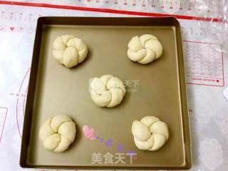 吃了还想吃的杏仁花环包的做法步骤：10