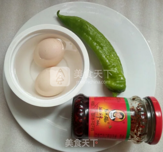青椒炒水煮蛋的做法步骤：1