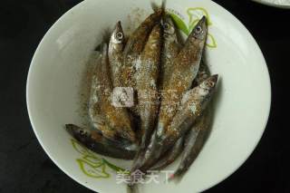 香煎多春鱼的做法步骤：2