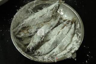 香煎多春鱼的做法步骤：4
