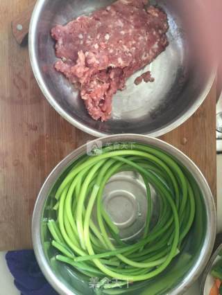饺子——蒜苔和肉的搭配的做法步骤：1
