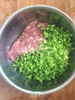 饺子——蒜苔和肉的搭配的做法步骤：3