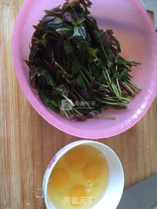 香椿芽炒鸡蛋的做法步骤：1