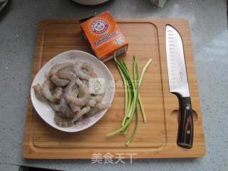蒜苔滑虾仁的做法步骤：1
