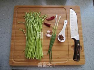 蒌蒿满地芦芽短——炝拌芦蒿的做法步骤：1
