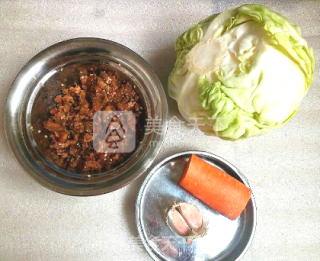 卷心菜胡萝卜炒肉的做法步骤：1