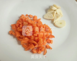 卷心菜胡萝卜炒肉的做法步骤：2