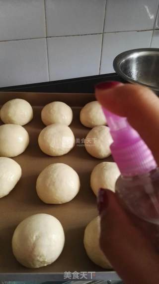 酥粒奶香小面包的做法步骤：10