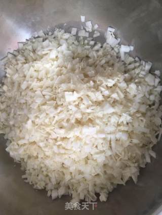 白菜肉丁包子的做法步骤：1